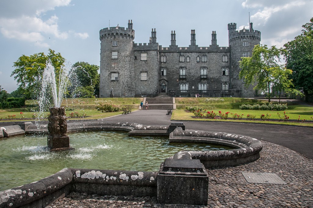 Kilkenny_Castle_and_fountain